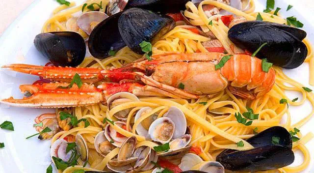Frische mediterrane Pasta mit Meeresfrüchten und Scampi im Restaurant Vittoria.