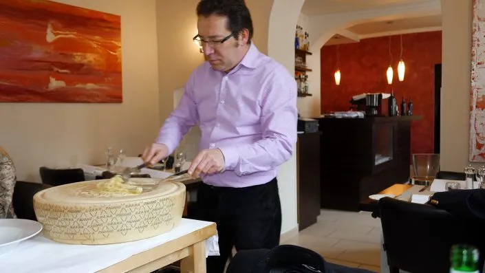 Willkommen im Restaurant Vittoria: Frische italienische Pasta wird direkt am Tisch im Käselaib zubereitet.