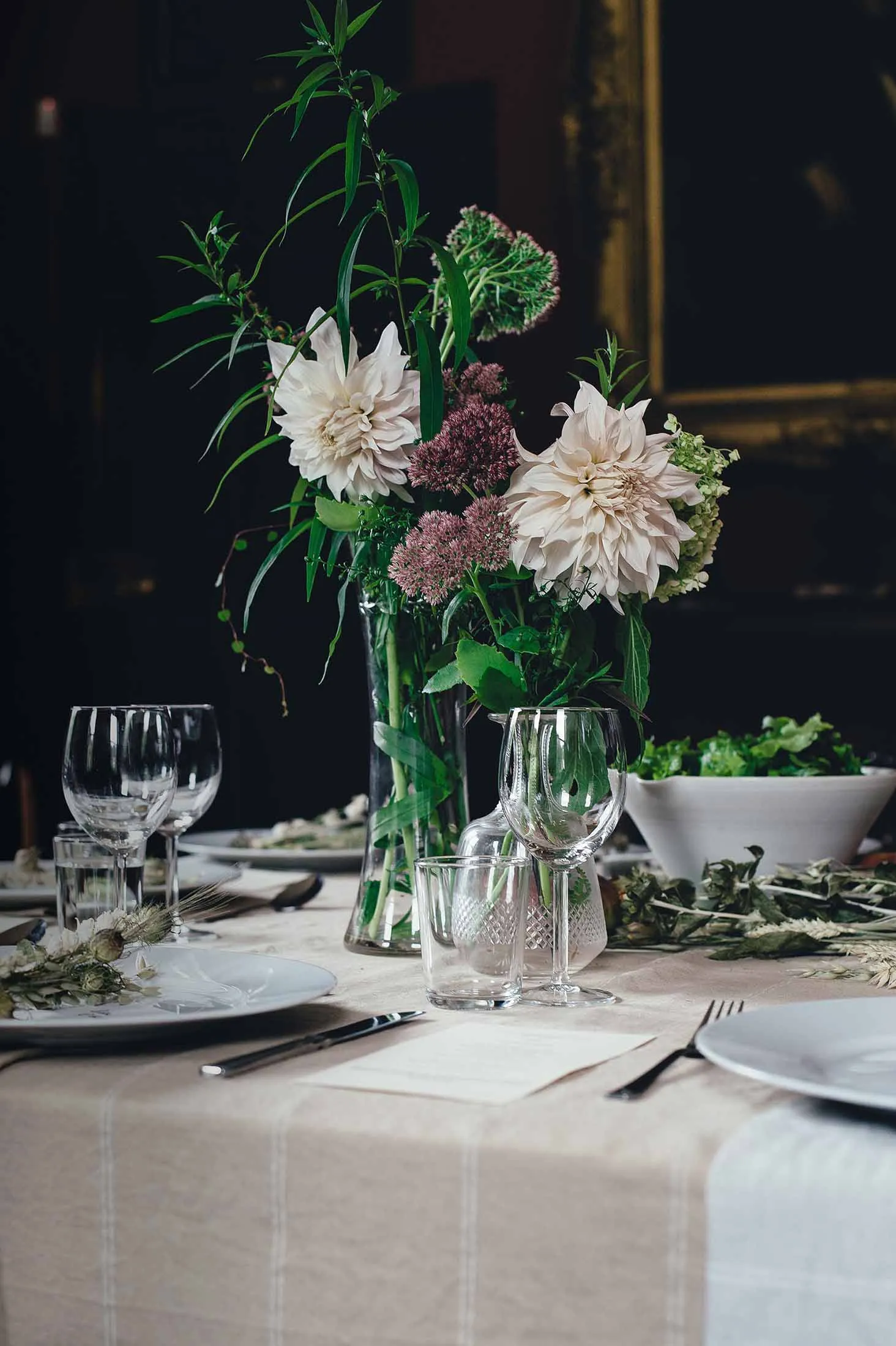 Festlich gedeckter Tisch mit Dahlien und Weingläsern für authentischen italienischen Genuss im Restaurant Vittoria.
