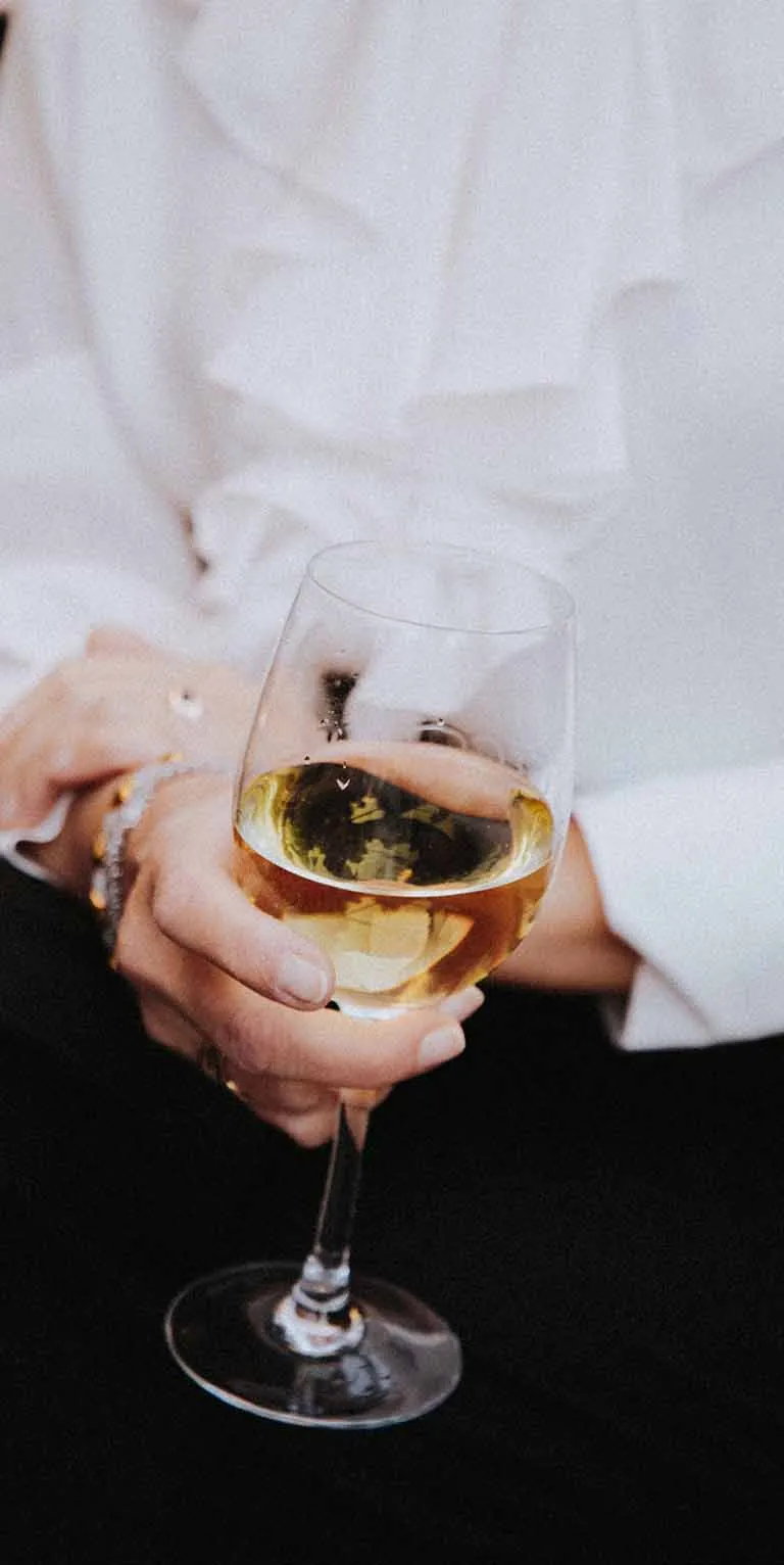 Willkommen im Restaurant Vittoria: Ein Gast genießt ein Glas Weißwein im mediterranen Ambiente.