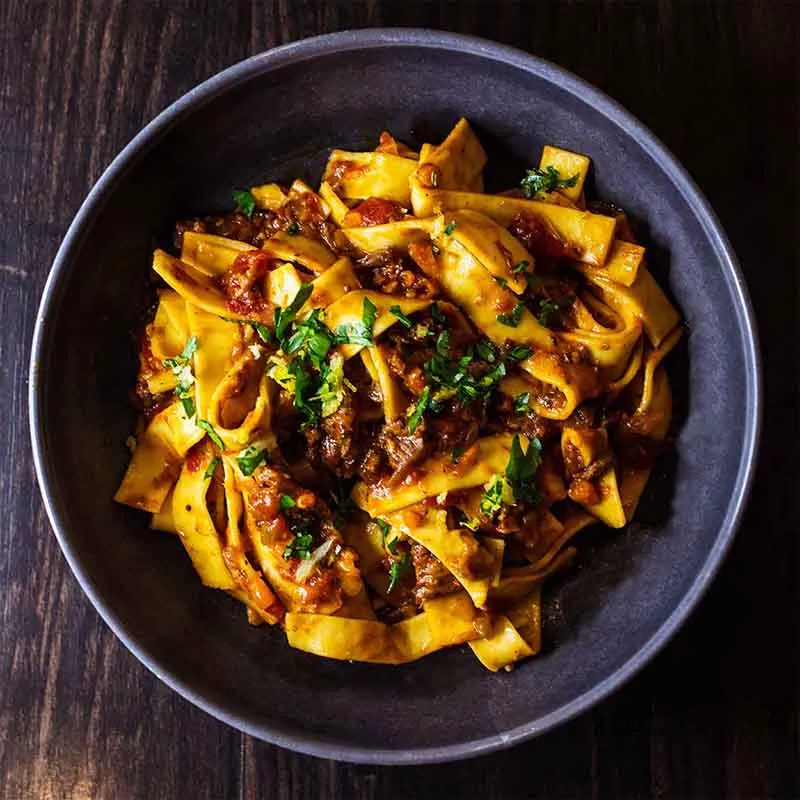 Frische Pasta mit herzhaftem Ragù aus unserer mediterranen Küche im Restaurant Vittoria.