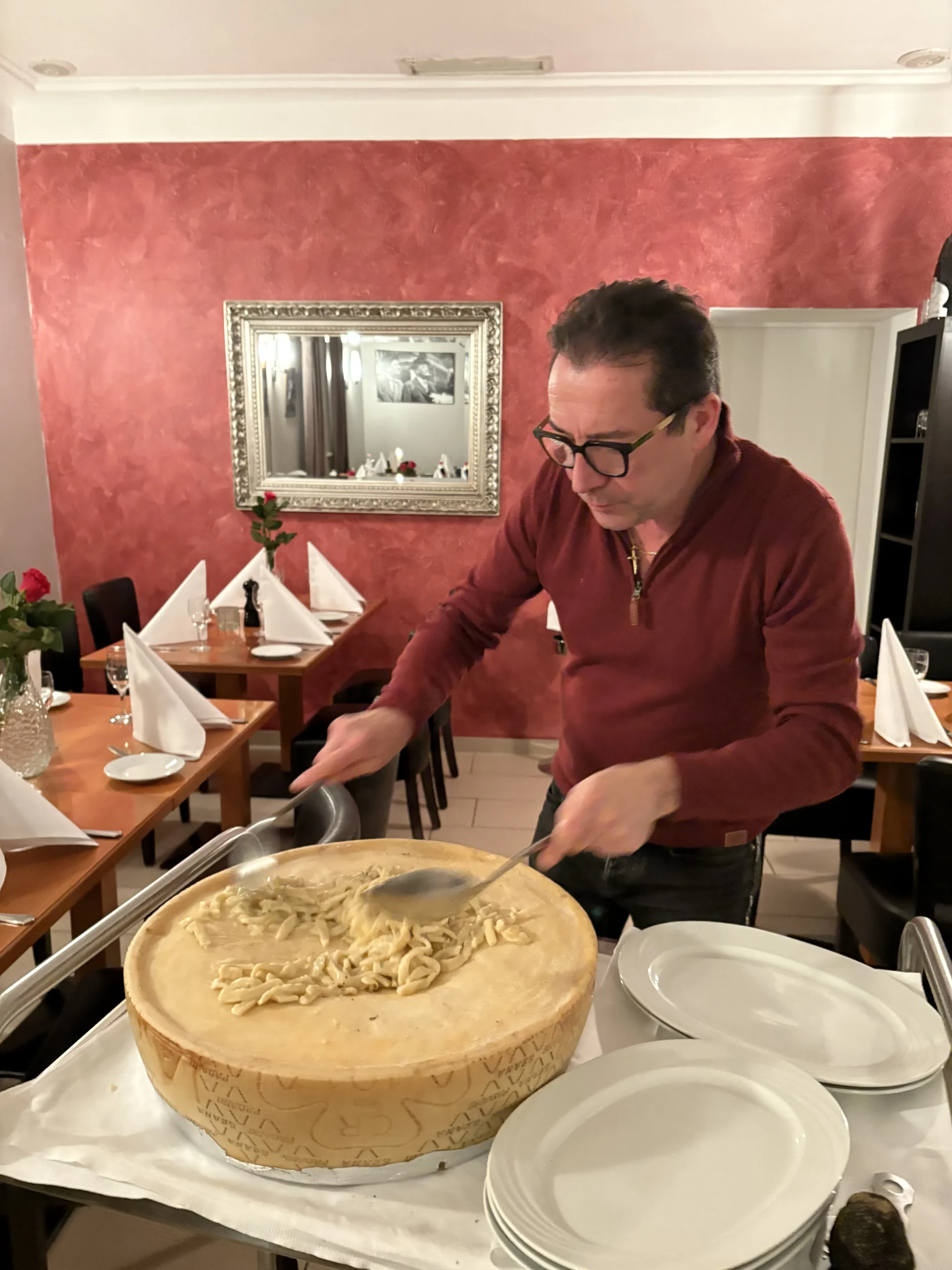 10_vittoria_meerbusch_restaurant_restaurant_vittoria_pasta_parmesanlaib_zubereitung-015