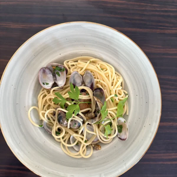 Hausgemachte Spaghetti mit frischen Vongole-Muscheln und Petersilie im italienischen Restaurant Vittoria.