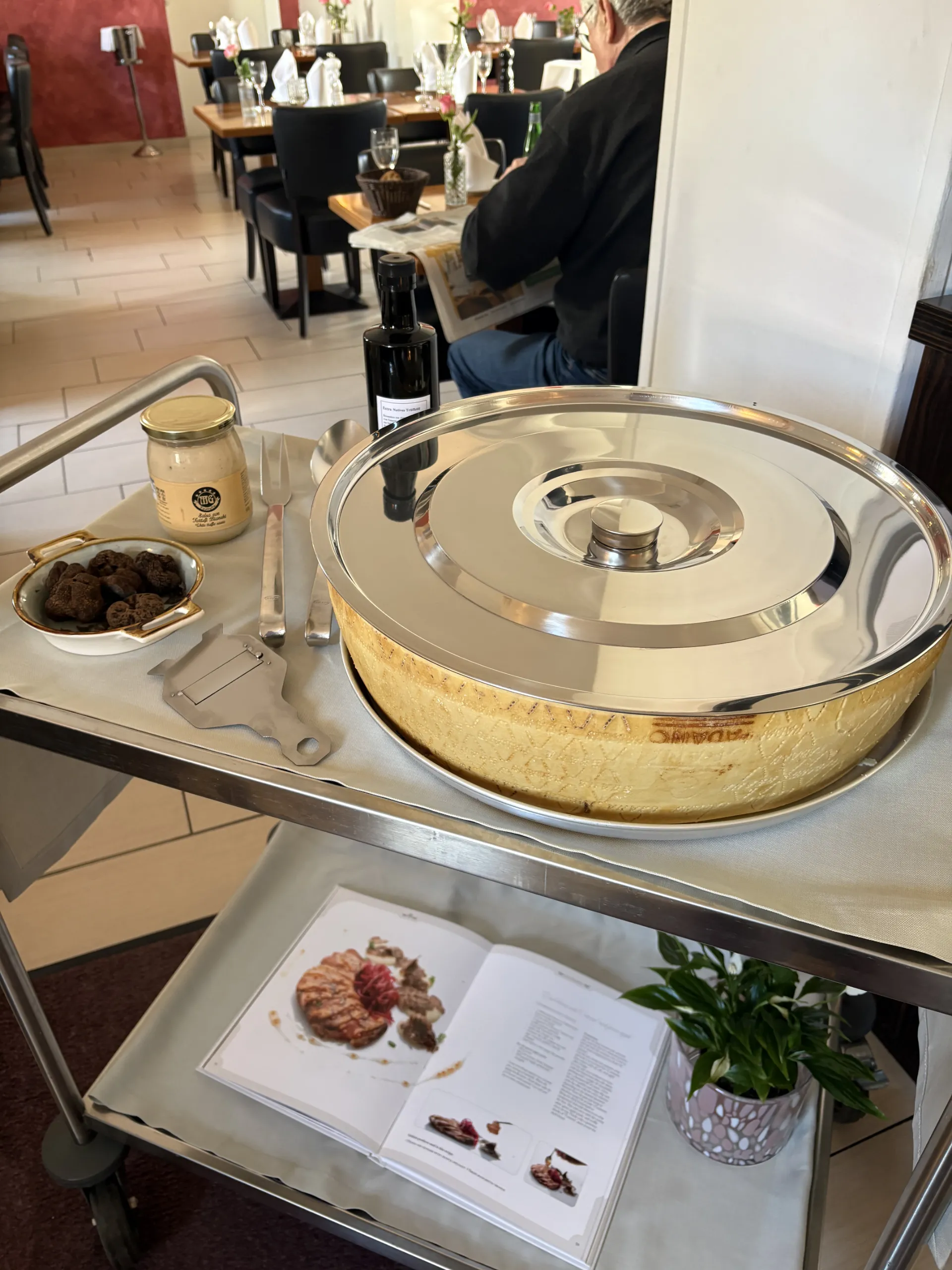 Zubereitung der hausgemachten Scialatelli in Trüffelcreme direkt am Tisch im Parmesanlaib im Restaurant Vittoria.